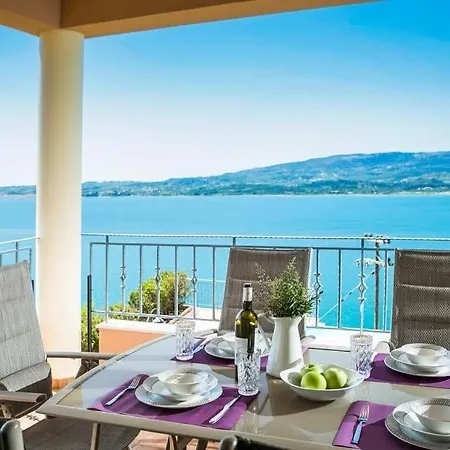 Sleeps 6 Pool Air Con Wifi