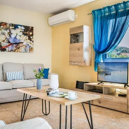 Villa Sleeps 6 Pool Air Con Wifi